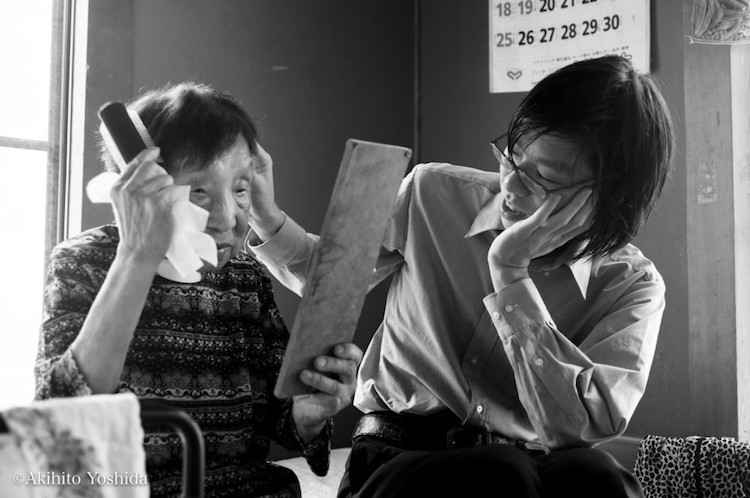 Фотография: Фотопроект о трогательных отношениях бабушки и внука, предшествующих трагедии №2 - BigPicture.ru
