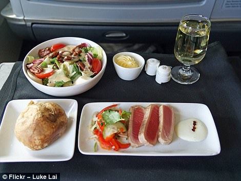 Фотография: Как отличается еда пассажиров в бизнес-классе и эконом-классе в самолете №3 - BigPicture.ru