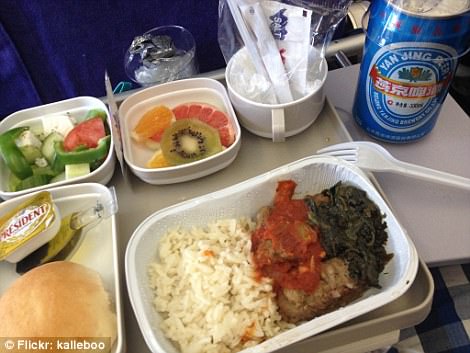 Фотография: Как отличается еда пассажиров в бизнес-классе и эконом-классе в самолете №22 - BigPicture.ru
