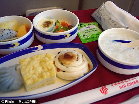 Фотография: Как отличается еда пассажиров в бизнес-классе и эконом-классе в самолете №23 - BigPicture.ru