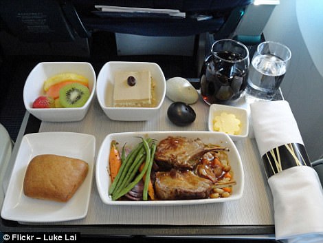 Фотография: Как отличается еда пассажиров в бизнес-классе и эконом-классе в самолете №25 - BigPicture.ru
