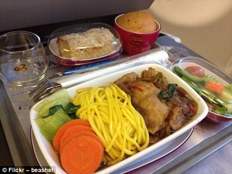 Фотография: Как отличается еда пассажиров в бизнес-классе и эконом-классе в самолете №26 - BigPicture.ru