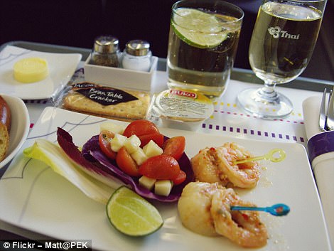 Фотография: Как отличается еда пассажиров в бизнес-классе и эконом-классе в самолете №27 - BigPicture.ru