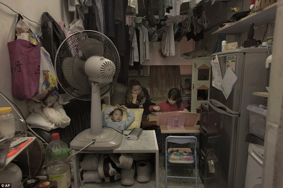 Фотография: Как живут люди в гонконгских квартирах-гробах №3 - BigPicture.ru