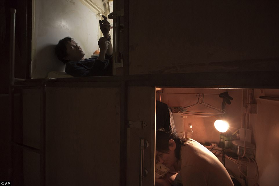 Фотография: Как живут люди в гонконгских квартирах-гробах №4 - BigPicture.ru