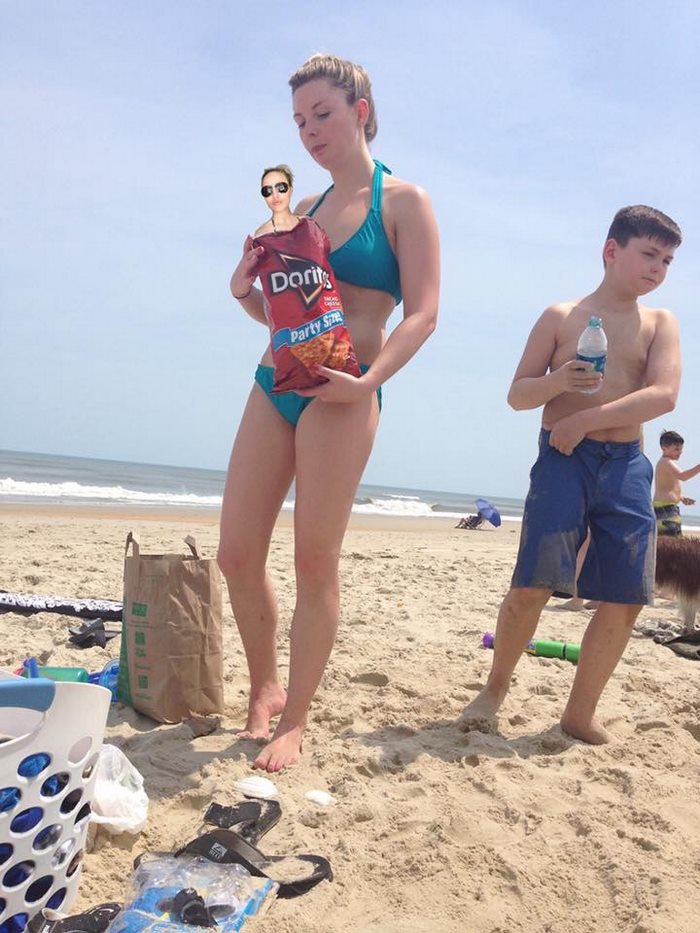 Фотография: Девушка не смогла поехать с друзьями на пляж, поэтому вставила себя на их фото №5 - BigPicture.ru