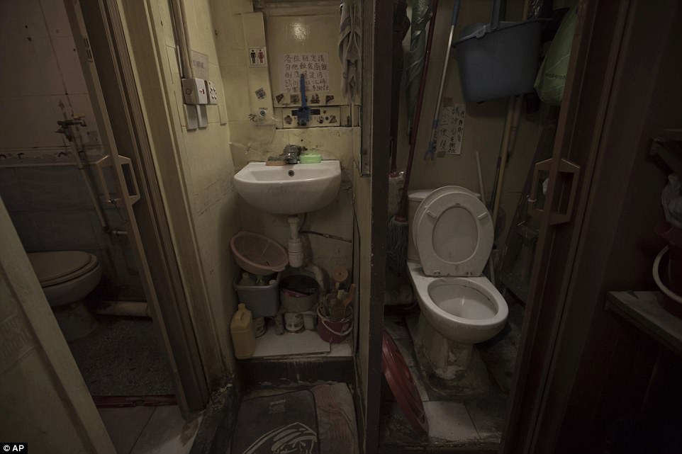 Фотография: Как живут люди в гонконгских квартирах-гробах №5 - BigPicture.ru