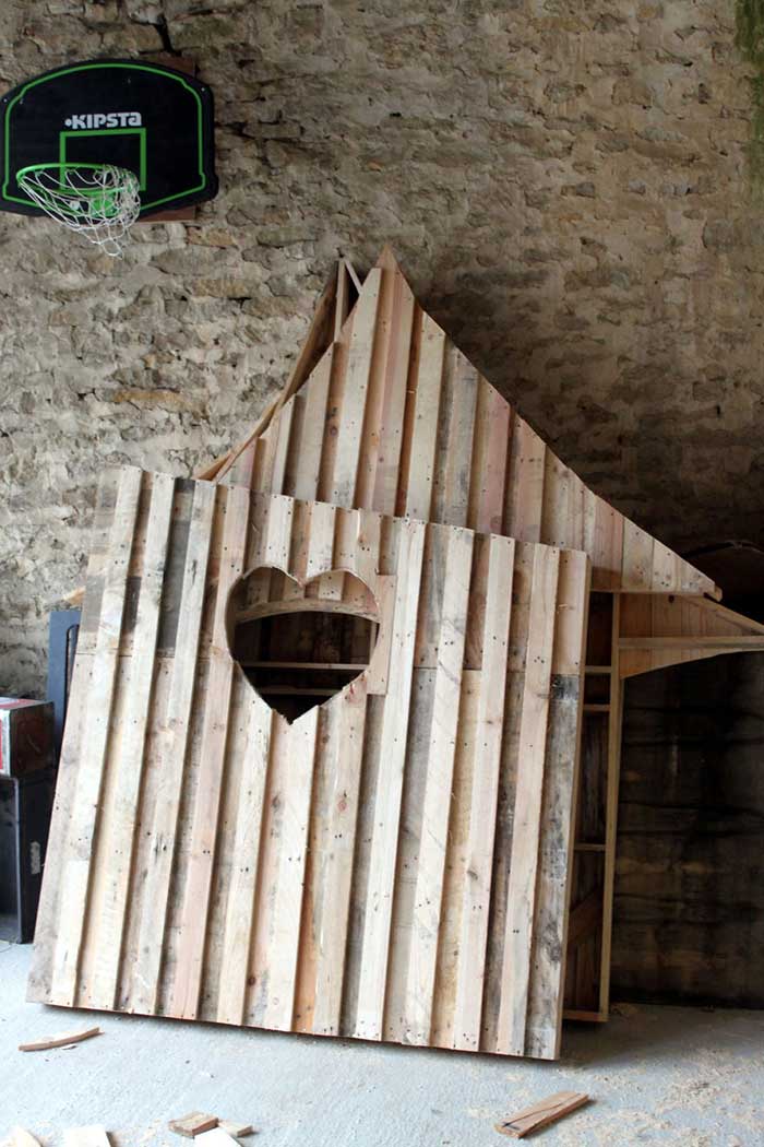 Фотография: Как построить настоящий замок для ребенка из обыкновенных деревянных палет №6 - BigPicture.ru