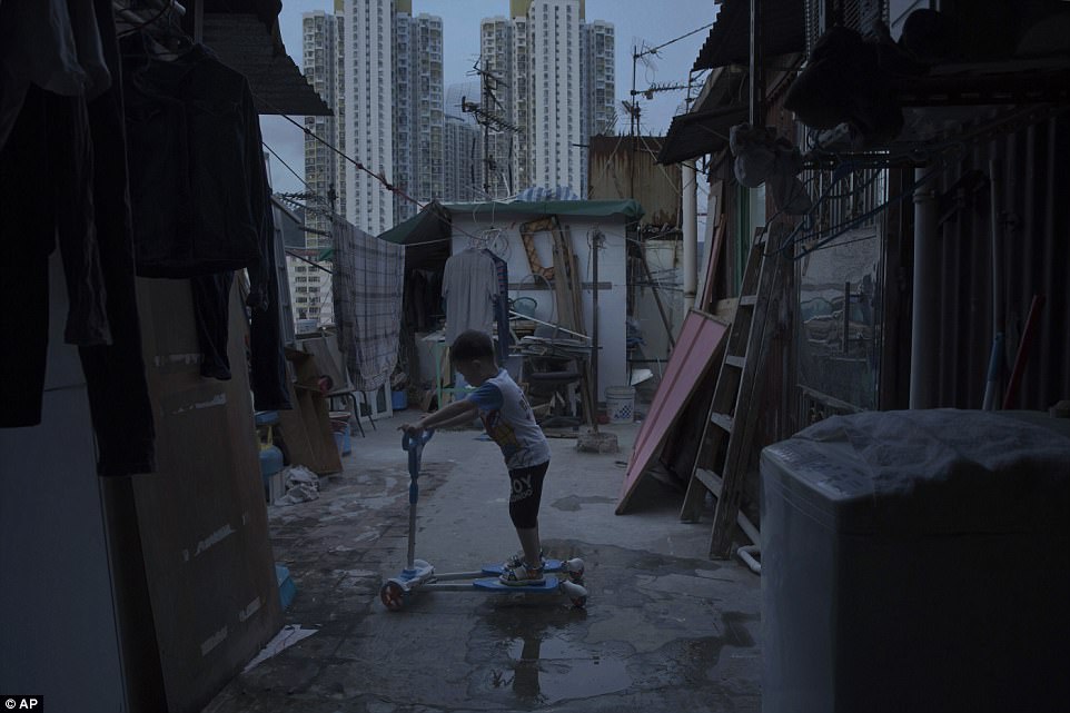 Фотография: Как живут люди в гонконгских квартирах-гробах №6 - BigPicture.ru