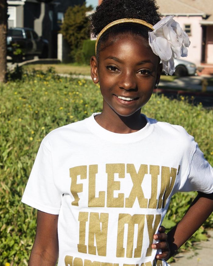 Фотография: Не по годам красивая 10-летняя девочка запустила коллекцию футболок в ответ на расизм №6 - BigPicture.ru