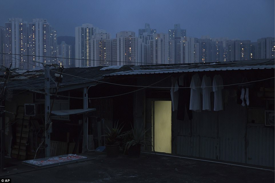 Фотография: Как живут люди в гонконгских квартирах-гробах №7 - BigPicture.ru