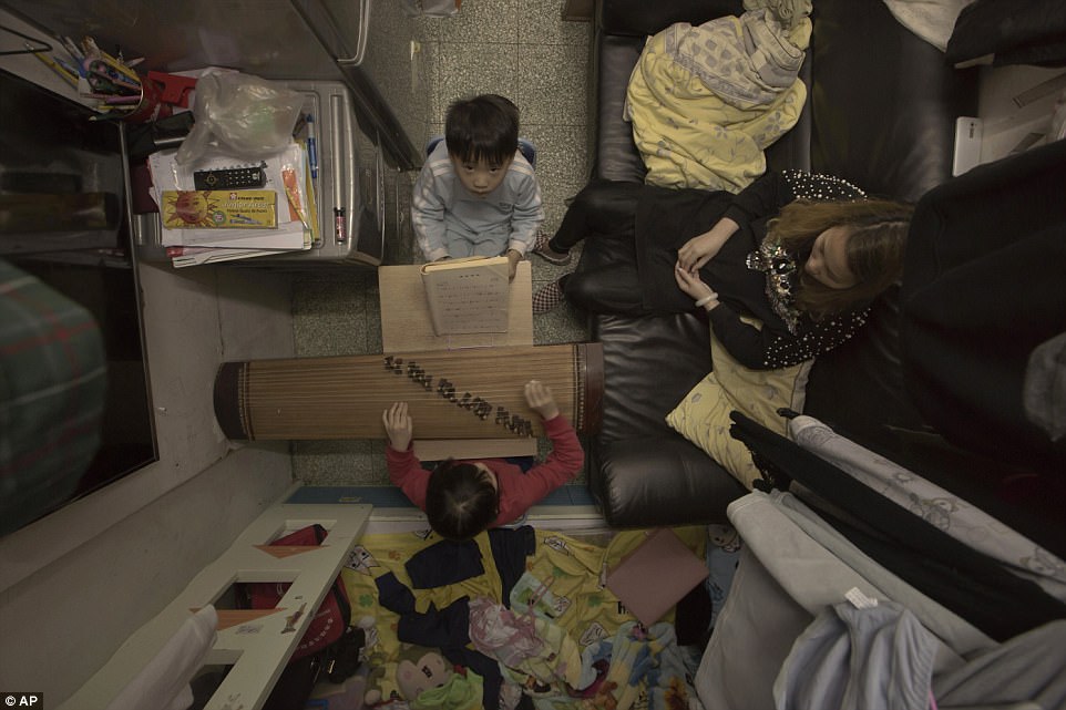 Фотография: Как живут люди в гонконгских квартирах-гробах №8 - BigPicture.ru