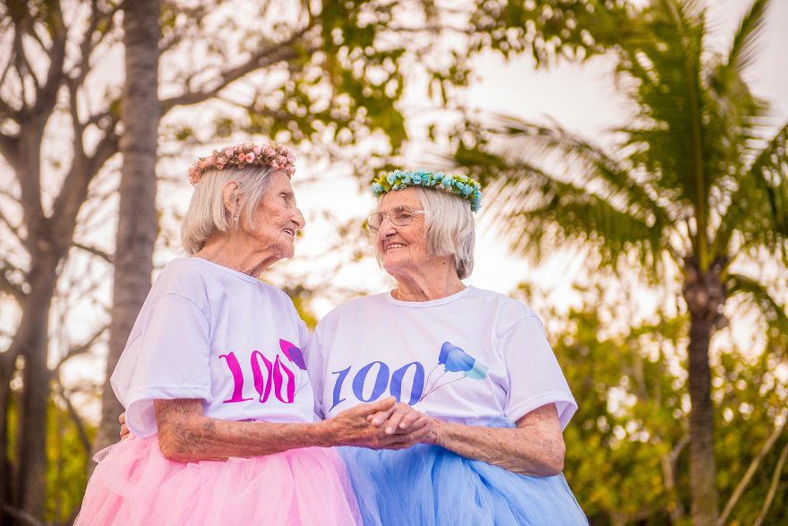 Фотография: Близнецы из Бразилии отмечают 100-летний юбилей жизнерадостной фотосессией №8 - BigPicture.ru