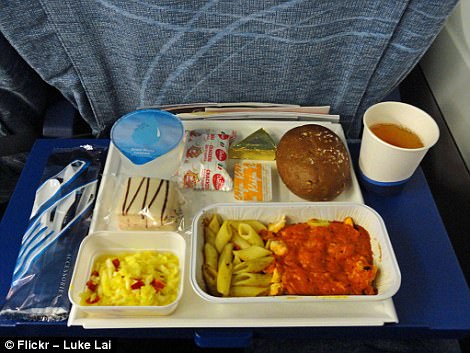 Фотография: Как отличается еда пассажиров в бизнес-классе и эконом-классе в самолете №8 - BigPicture.ru