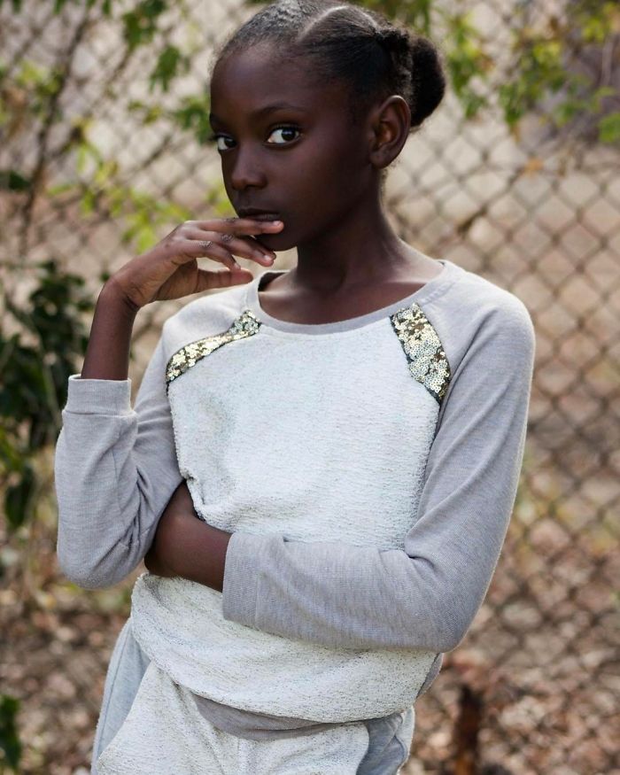 Фотография: Не по годам красивая 10-летняя девочка запустила коллекцию футболок в ответ на расизм №8 - BigPicture.ru