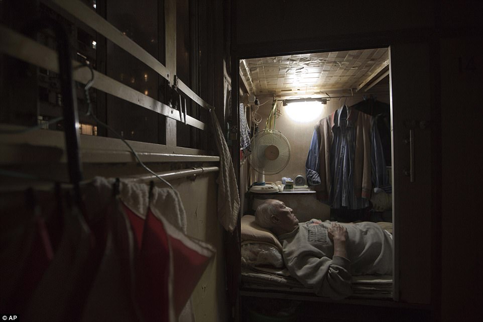 Фотография: Как живут люди в гонконгских квартирах-гробах №9 - BigPicture.ru
