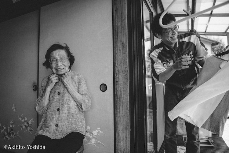 Фотография: Фотопроект о трогательных отношениях бабушки и внука, предшествующих трагедии №8 - BigPicture.ru
