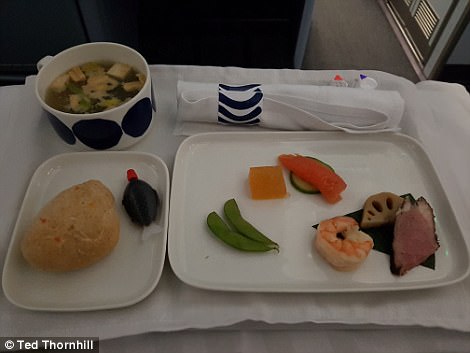 Фотография: Как отличается еда пассажиров в бизнес-классе и эконом-классе в самолете №9 - BigPicture.ru