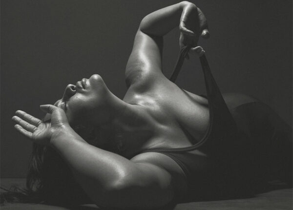 Сексуальность в теле: откровенная черно-белая фотосессия модели размера плюс Эшли Грэм