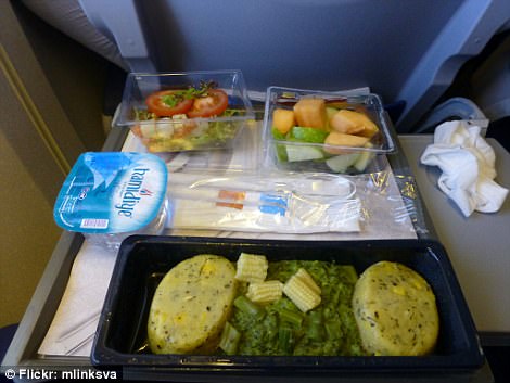 Фотография: Как отличается еда пассажиров в бизнес-классе и эконом-классе в самолете №10 - BigPicture.ru