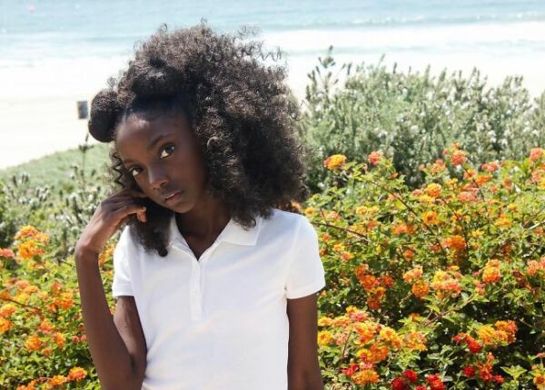 Не по годам красивая 10-летняя девочка запустила коллекцию футболок в ответ на расизм
