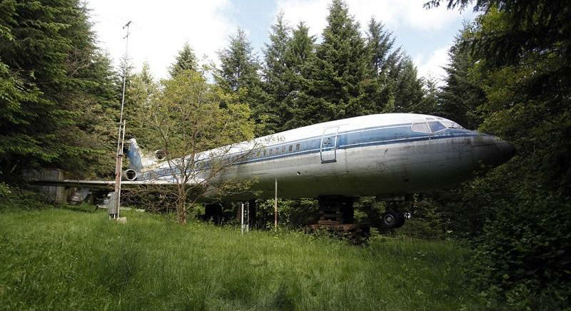 Фотография: Пенсионер построил себе среди леса дом из самолета Boeing 727 №1 - BigPicture.ru
