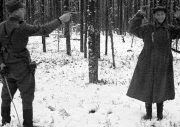 Советский разведчик смеется перед расстрелом — и другие поразительные фото Второй мировой