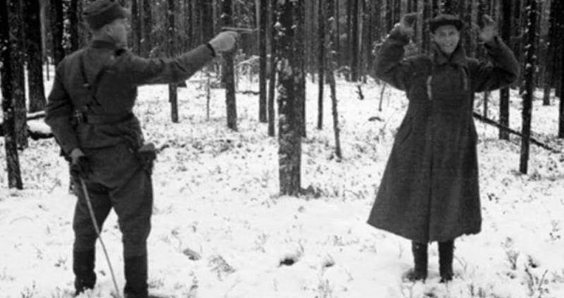 Фотография: Советский разведчик смеется перед расстрелом — и другие поразительные фото Второй мировой №1 - BigPicture.ru