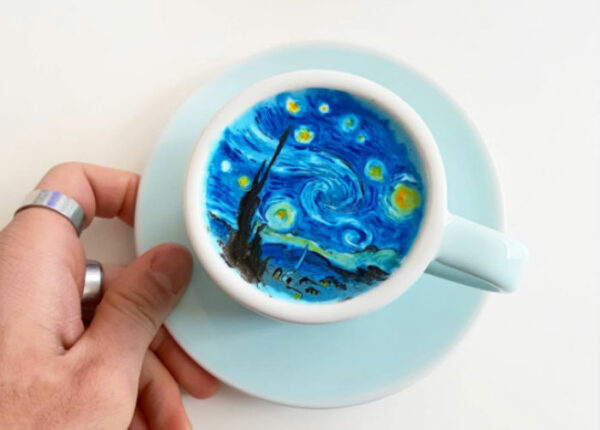 Бариста из Кореи создает на кофейной пенке картины
