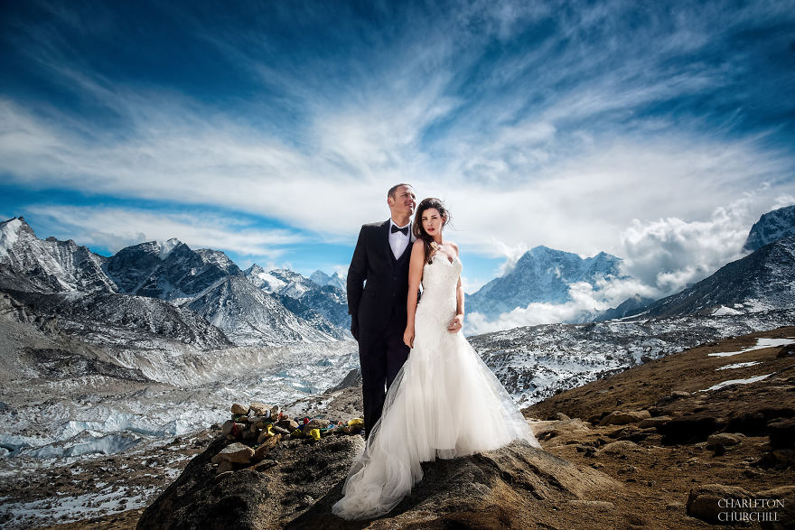 Фотография: Долго целоваться запрещается: влюбленные поженились, поднявшись на Эверест №1 - BigPicture.ru