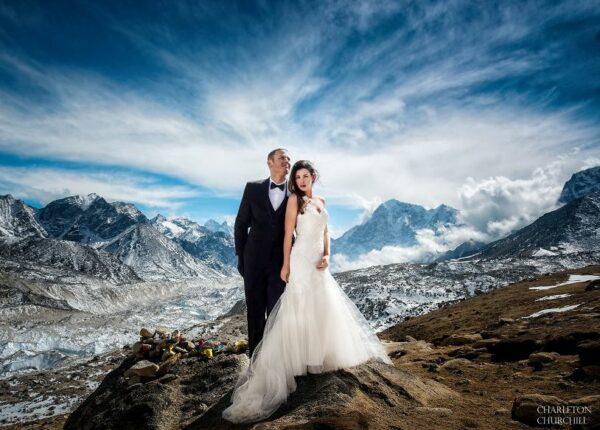 Долго целоваться запрещается: влюбленные поженились, поднявшись на Эверест
