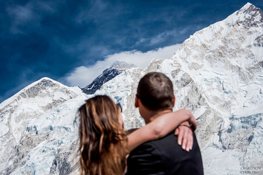 Фотография: Долго целоваться запрещается: влюбленные поженились, поднявшись на Эверест №14 - BigPicture.ru