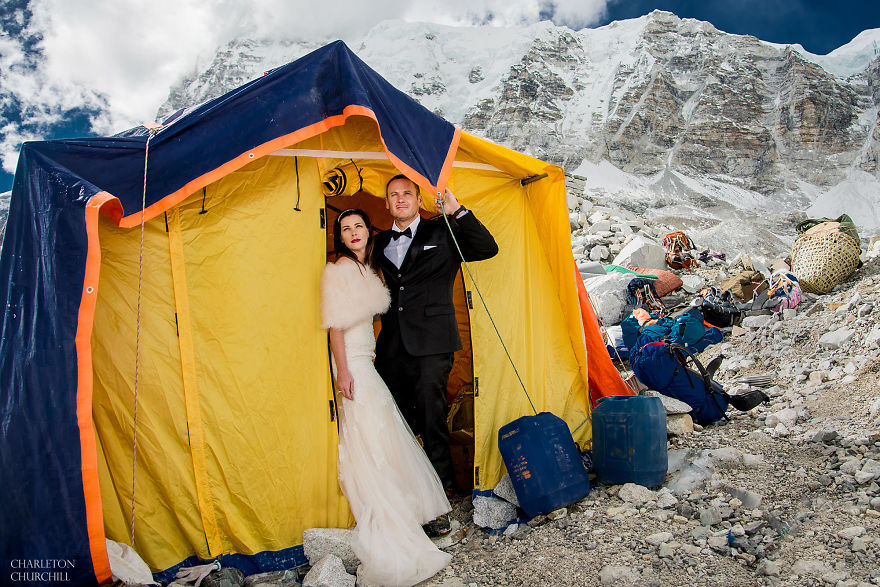 Фотография: Долго целоваться запрещается: влюбленные поженились, поднявшись на Эверест №5 - BigPicture.ru