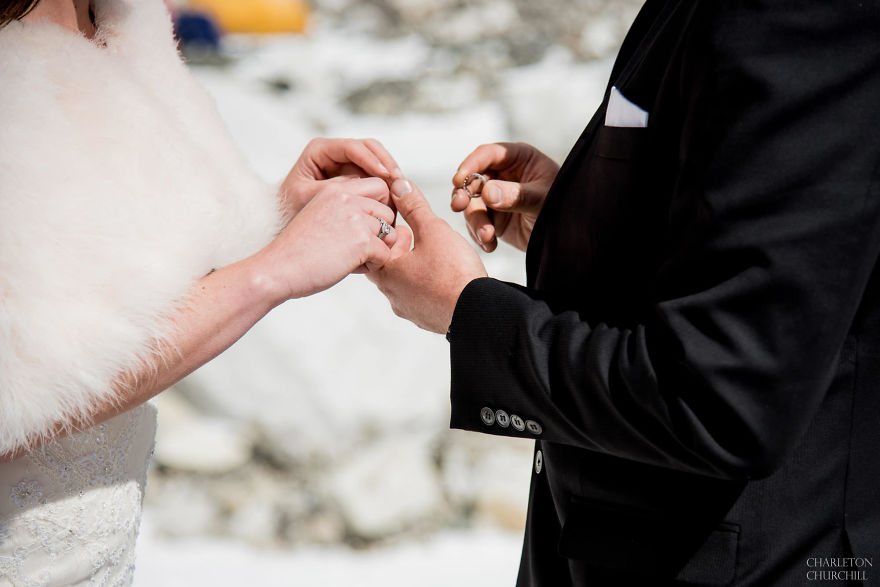 Фотография: Долго целоваться запрещается: влюбленные поженились, поднявшись на Эверест №11 - BigPicture.ru
