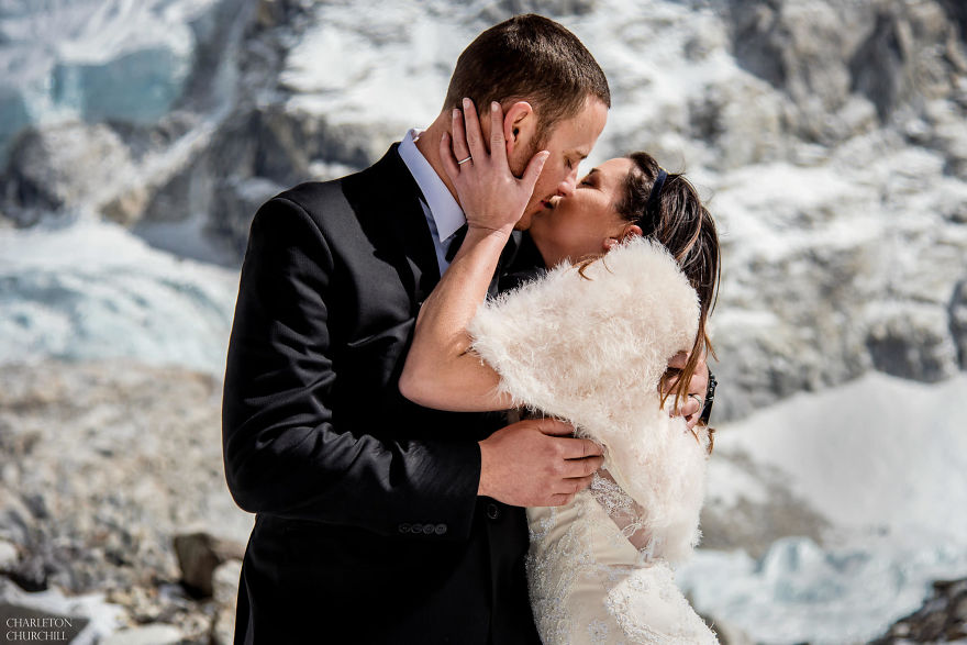 Фотография: Долго целоваться запрещается: влюбленные поженились, поднявшись на Эверест №12 - BigPicture.ru