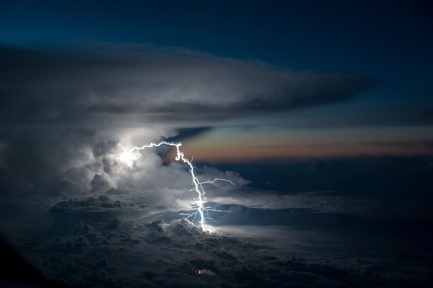 Фотография: Под крылом самолета: тучи, бури, грозы на ошеломляющих снимках пилота №2 - BigPicture.ru