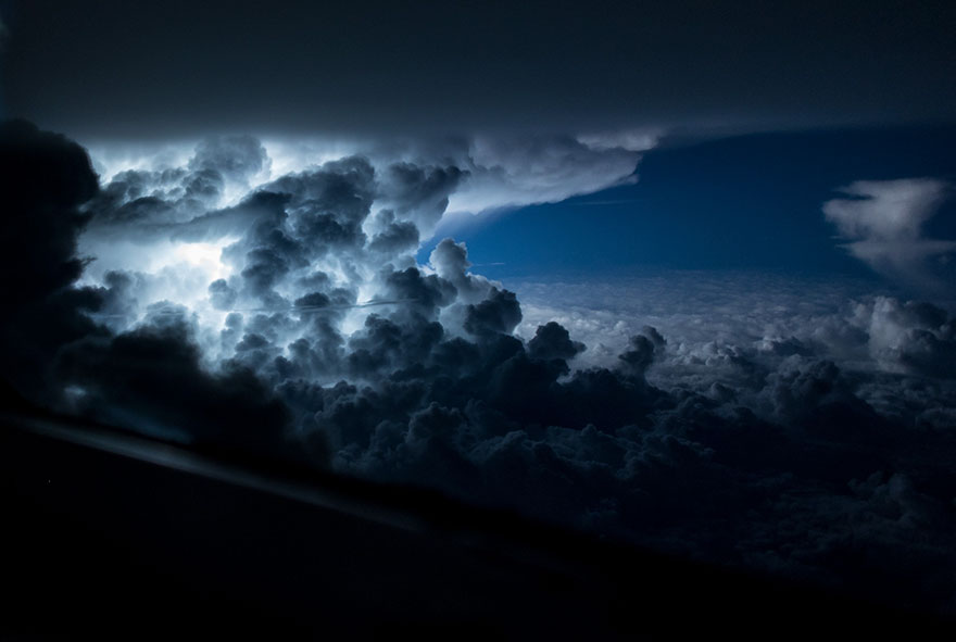 Фотография: Под крылом самолета: тучи, бури, грозы на ошеломляющих снимках пилота №19 - BigPicture.ru