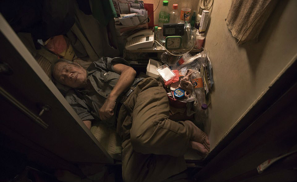 Фотография: Как живут люди в гонконгских квартирах-гробах №1 - BigPicture.ru