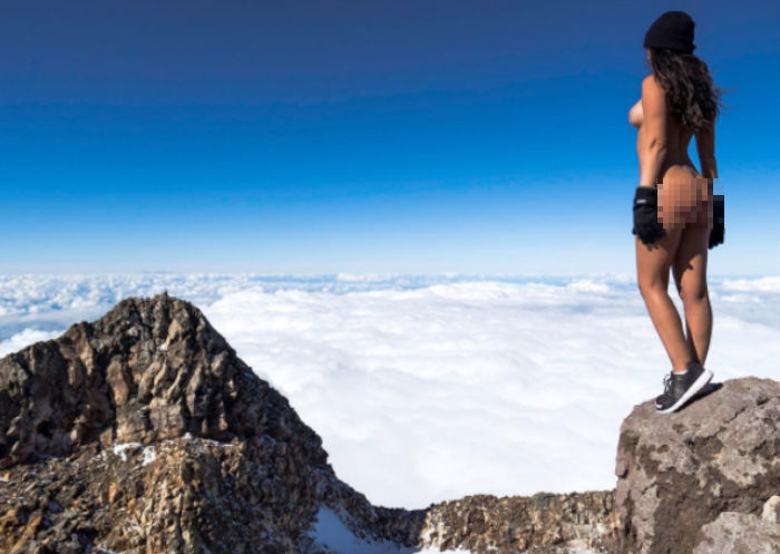 Фотография: Модель Playboy разозлила новозеландцев, снявшись голой на священной горе Таранаки №1 - BigPicture.ru