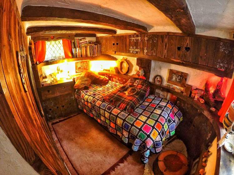 Фотография: Фанат Толкина своими руками построил дом хоббита и 20 лет живет в нем №10 - BigPicture.ru