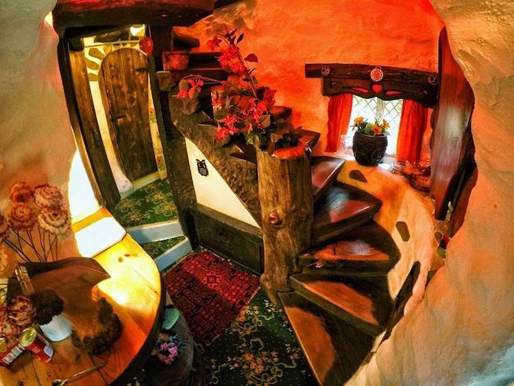 Фотография: Фанат Толкина своими руками построил дом хоббита и 20 лет живет в нем №8 - BigPicture.ru