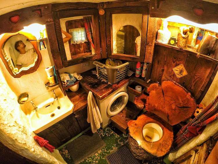 Фотография: Фанат Толкина своими руками построил дом хоббита и 20 лет живет в нем №11 - BigPicture.ru