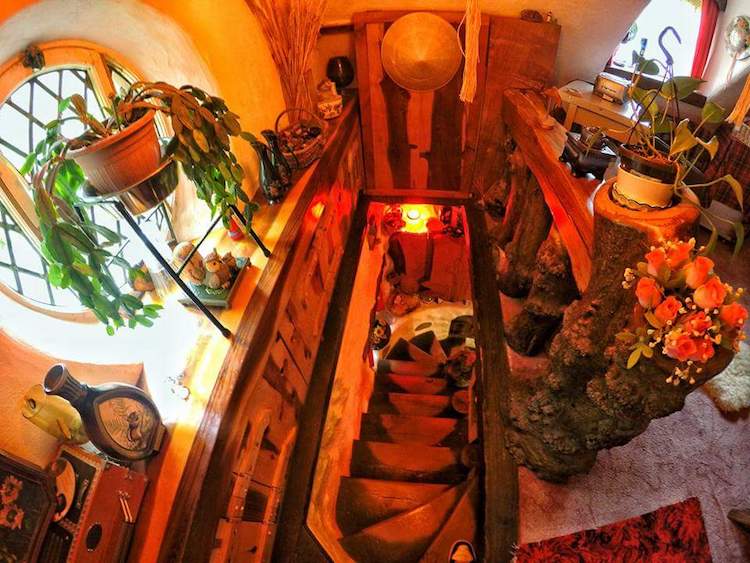 Фотография: Фанат Толкина своими руками построил дом хоббита и 20 лет живет в нем №9 - BigPicture.ru