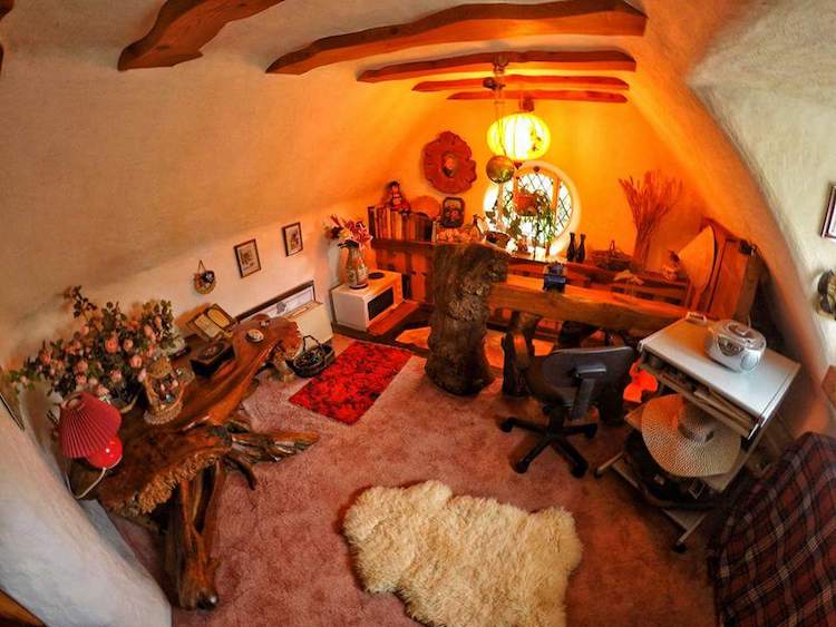 Фотография: Фанат Толкина своими руками построил дом хоббита и 20 лет живет в нем №12 - BigPicture.ru