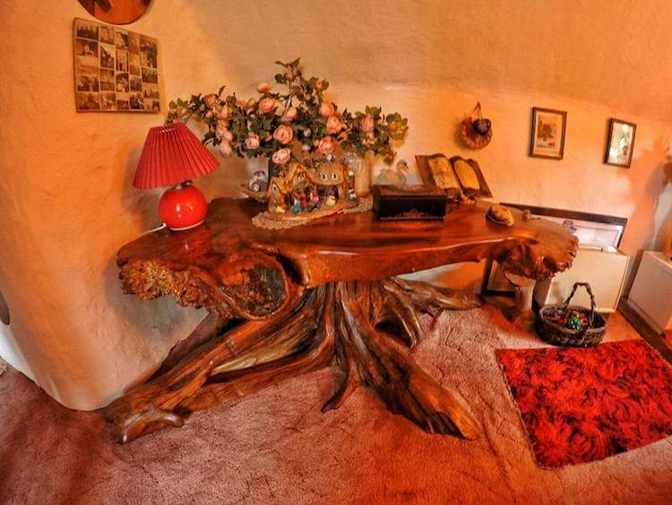Фотография: Фанат Толкина своими руками построил дом хоббита и 20 лет живет в нем №13 - BigPicture.ru