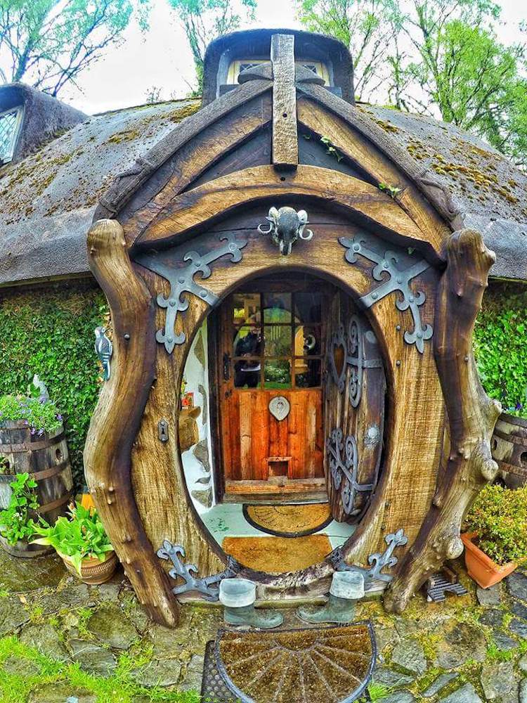 Фотография: Фанат Толкина своими руками построил дом хоббита и 20 лет живет в нем №17 - BigPicture.ru