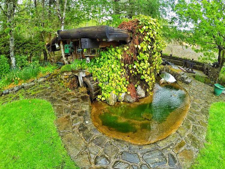 Фотография: Фанат Толкина своими руками построил дом хоббита и 20 лет живет в нем №18 - BigPicture.ru