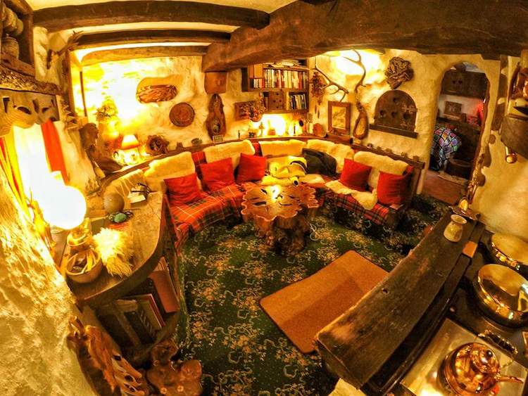 Фотография: Фанат Толкина своими руками построил дом хоббита и 20 лет живет в нем №6 - BigPicture.ru