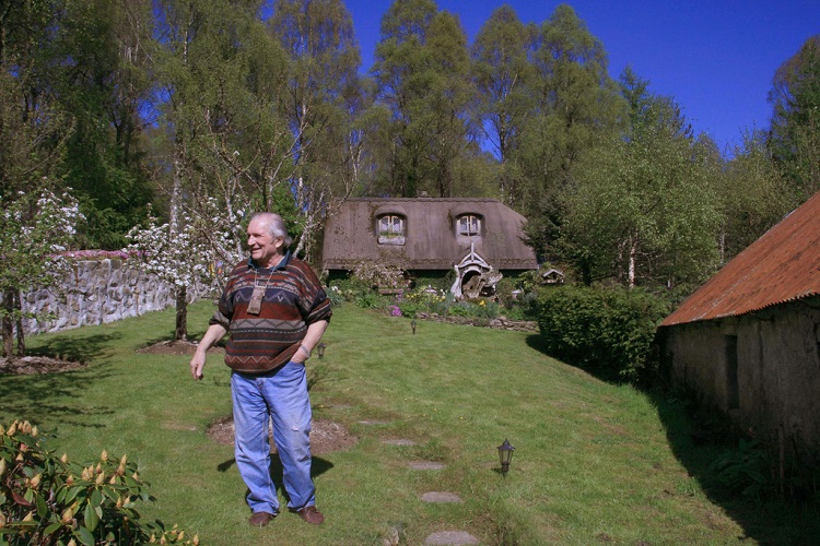 Фотография: Фанат Толкина своими руками построил дом хоббита и 20 лет живет в нем №19 - BigPicture.ru