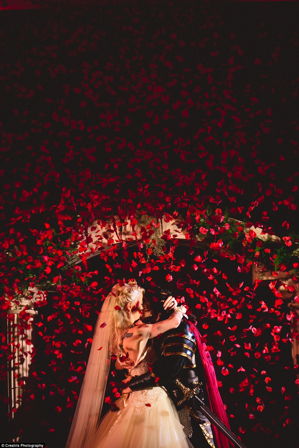 Фотография: И смерть не разлучит: пара, помешанная на вампирах, устроила свадьбу за 120 тысяч долларов №11 - BigPicture.ru
